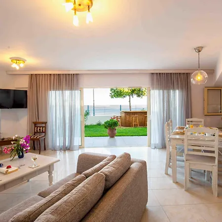 Salty Breeze Beachfront Apartment アパート *