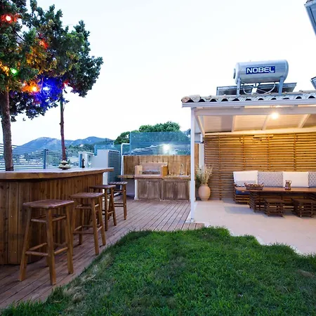 Salty Breeze Beachfront Apartment アパート