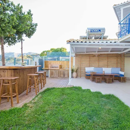 Salty Breeze Beachfront Apartment アパート